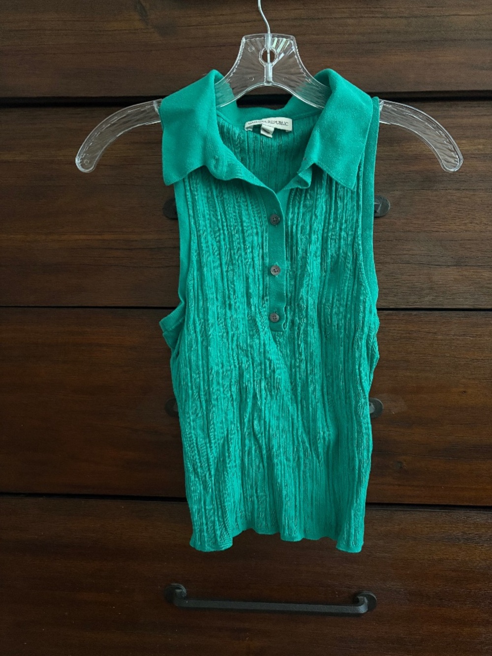 Sleeveless collared shirt